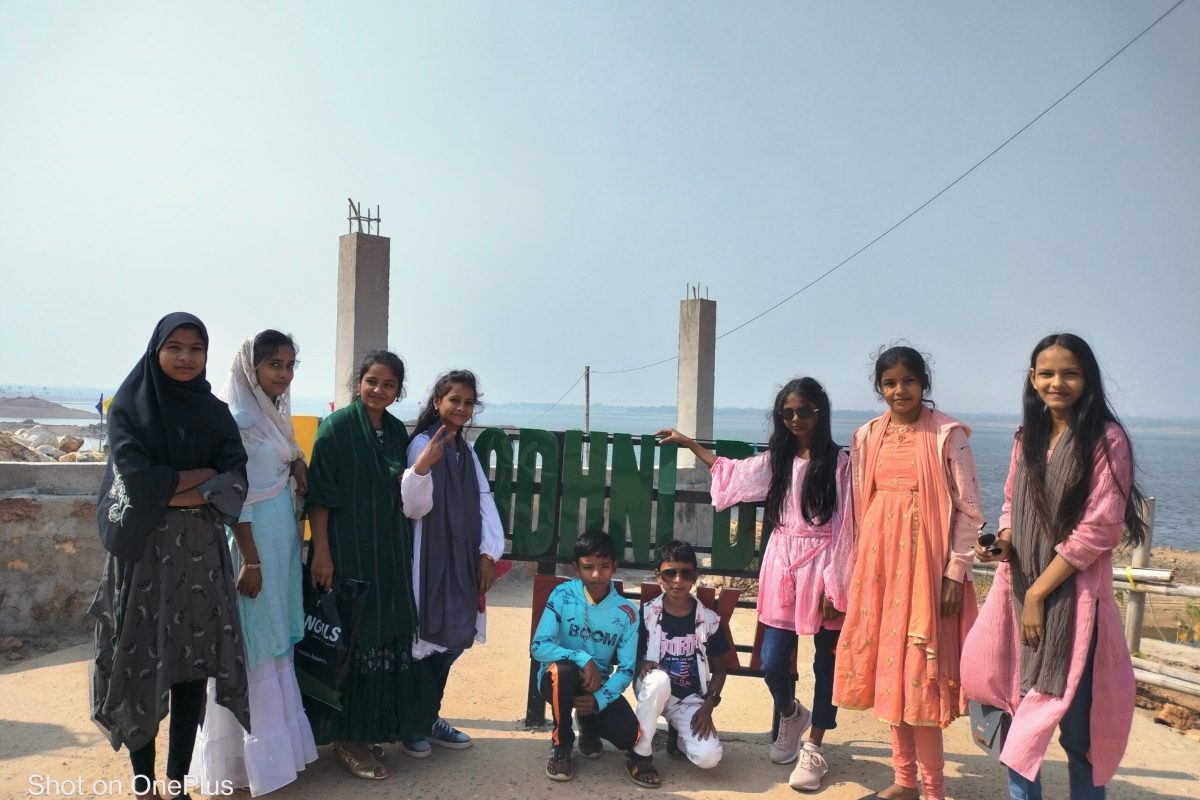 The teacher is on a tour of Odhni Dam with the children. 2022