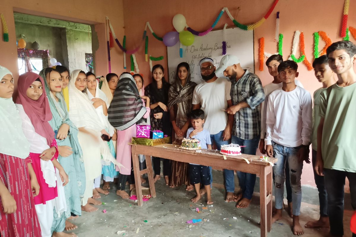 Students celebrate Teacher's Day on September 5 with their teachers. 2023