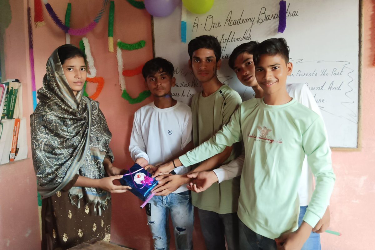 Mrs Farhat Ma'am receiving gifts from her students on Teacher's Day  2023